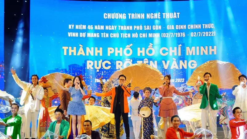 Cảnh một tiết mục trong chương trình nghệ thuật đặc biệt TPHCM - Rực rỡ tên vàng. Ảnh: DŨNG PHƯƠNG