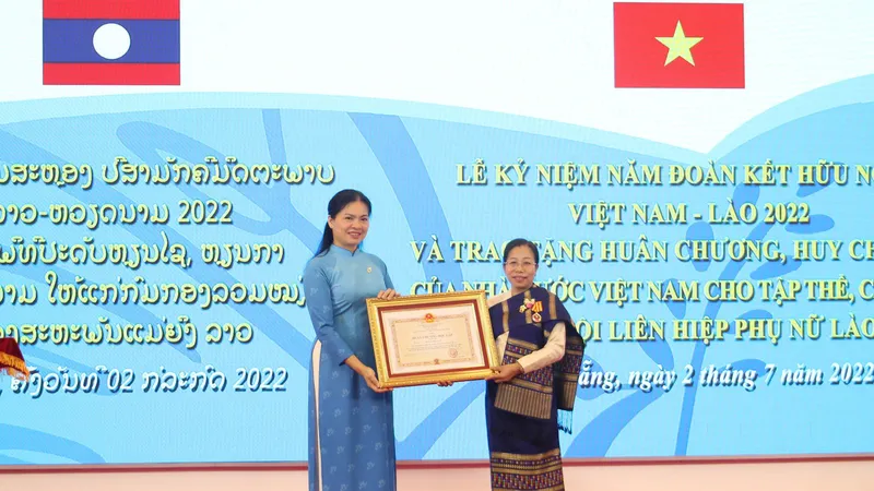 Trao tặng huân chương, huy chương của Nhà nước Việt Nam cho tập thể, cá nhân Hội LHPN Lào