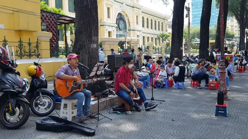 Ban nhạc hè phố ở khu vực Đường sách TPHCM và Bưu điện Thành phố (quận 1, TPHCM)