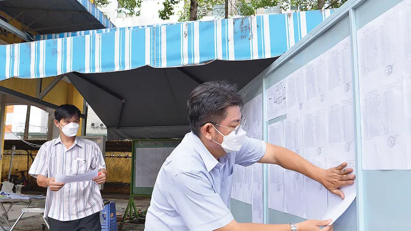 Niêm yết danh sách thí sinh tại điểm thi Trường THCS Hồng Bàng, quận 5, TPHCM. Ảnh: CAO THĂNG