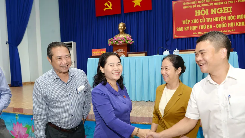 Chủ tịch HĐND TPHCM Nguyễn Thị Lệ trao đổi với các đại biểu tại buổi tiếp xúc cử tri huyện Hóc Môn ngày 22-6. Ảnh: CAO THĂNG