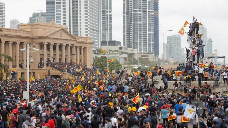 Người biểu tình tràn vào dinh Tổng thống Sri Lanka vào ngày 9-7-2022. Ảnh: REUTERS