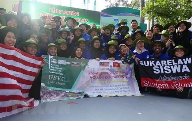 Tình nguyện viên Malaysia tham gia chiến dịch tình nguyện Mùa hè xanh