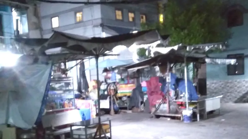  Người dân cho biết, giữa hẻm 475 Hai Bà Trưng có một khu đất trống đã bị chiếm dụng để mở quán cà phê và ăn uống