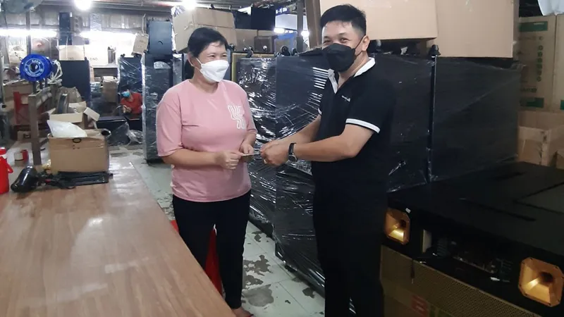 Lãnh đạo Công ty Nam Bang (quận Gò Vấp) trao tiền hỗ trợ cho chị Trinh