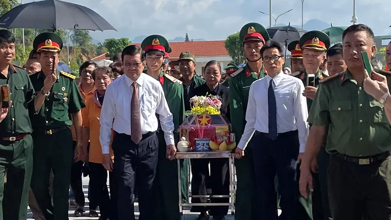 Nguyên Chủ tịch nước Trương Tấn Sang và Phó Thủ tướng Vũ Đức Đam tiễn liệt sĩ về an nghỉ tại Nghĩa trang liệt sĩ Vị Xuyên