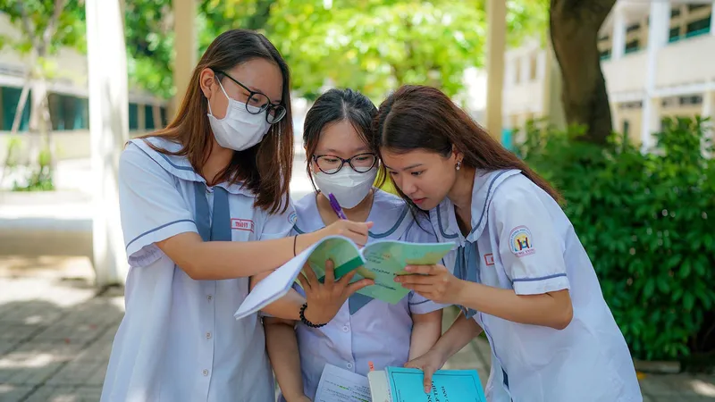 Học sinh Trường THPT Hùng Vương trao đổi sau giờ thi. Ảnh: DŨNG PHƯƠNG