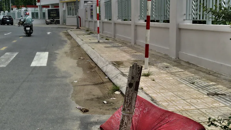 Người dân phải dùng tấm nệm, cây gỗ đặt vào hố ga để cảnh báo người đi đường