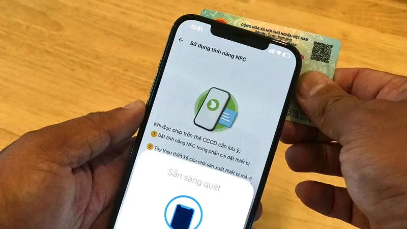 Người dân kích hoạt tài khoản định danh điện tử VNeID qua tính năng NFC của điện thoại thông minh. Ảnh: HOÀNG HÙNG