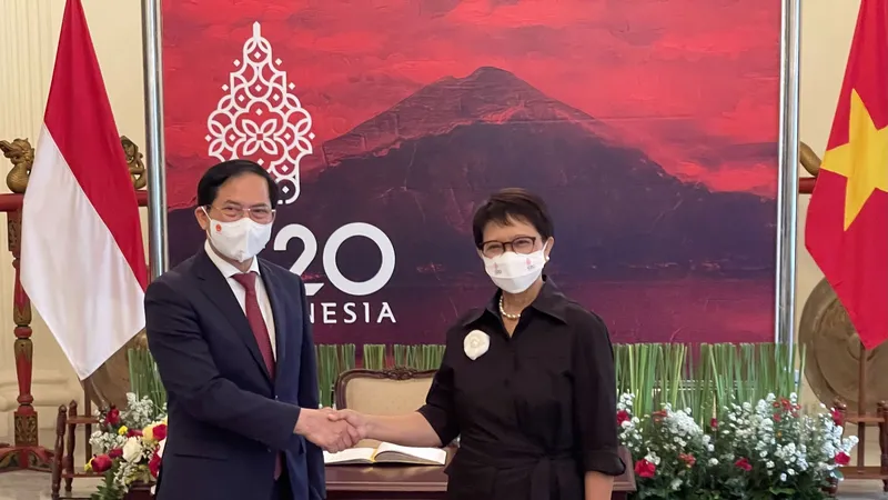 Bộ trưởng Bộ Ngoại giao Bùi Thanh Sơn và Ngoại trưởng Indonesia Retno Marsudi. Ảnh: TTXVN
