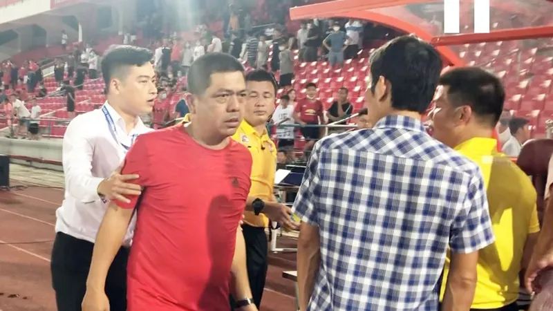 CĐV quá khích của Hải Phòng có hành động xấu đối với trọng tài Hoàng Ngọc Hà trên sân Lạch Tray tối 19-7. Ảnh: P.NGUYỄN