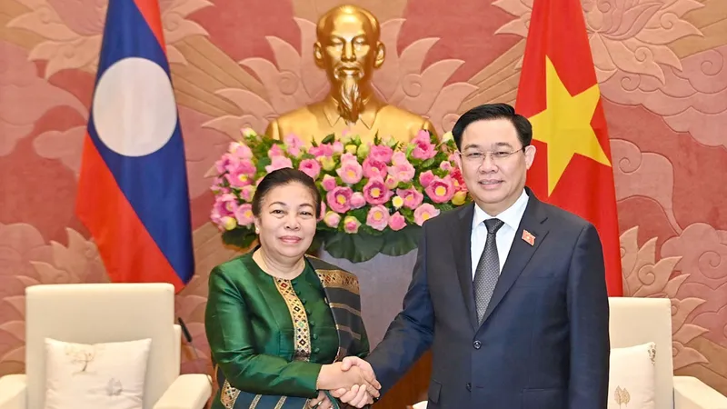 Chủ tịch Quốc hội Vương Đình Huệ tiếp Phó Chủ tịch Quốc hội Lào Sounthon Xayachak. Ảnh: VIẾT CHUNG