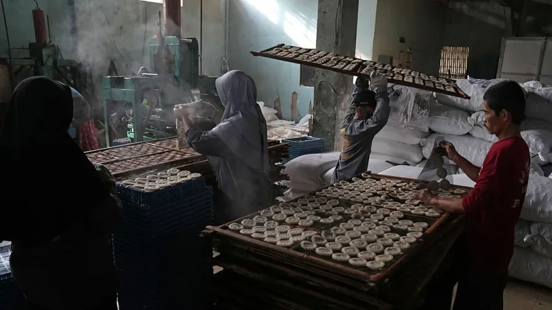 Sản xuất bánh quy chiên giòn ở Indonesia cần rất nhiều dầu cọ