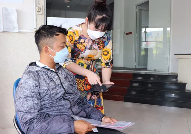 Nhân viên Cấp nước Nhà Bè hướng dẫn người dân các thao tác trên app CSKH.NBW