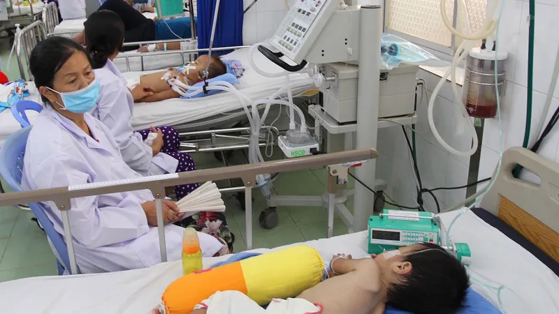 Bé N.H.N. (4 tuổi, ngụ tại TPHCM) nằm điều trị tại bệnh viện do té ngã Ảnh: HOÀNG HÙNG