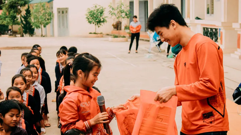 Nhóm Vòng tròn sách tổ chức tặng sách cho các em nhỏ tại một trường học ở tỉnh Thái Nguyên