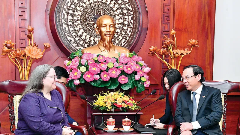 Bí thư Thành ủy TPHCM Nguyễn Văn Nên tiếp Tổng lãnh sự Hoa Kỳ Marie C.Damour. Ảnh: VIỆT DŨNG