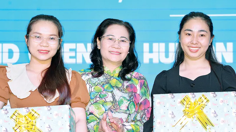 Chủ tịch HĐND TPHCM Nguyễn Thị Lệ tặng quà những người mẹ đã tặng sữa cho ngân hàng sữa. Ảnh: CAO THĂNG
