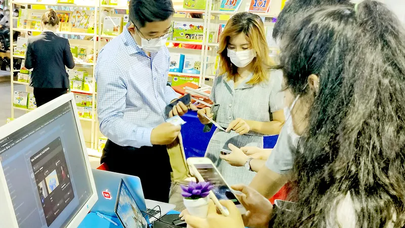 Ngày nay, sách giấy không còn là độc tôn của ngành xuất bản mà có thêm nhiều hình thức với các nền tảng khác nhau