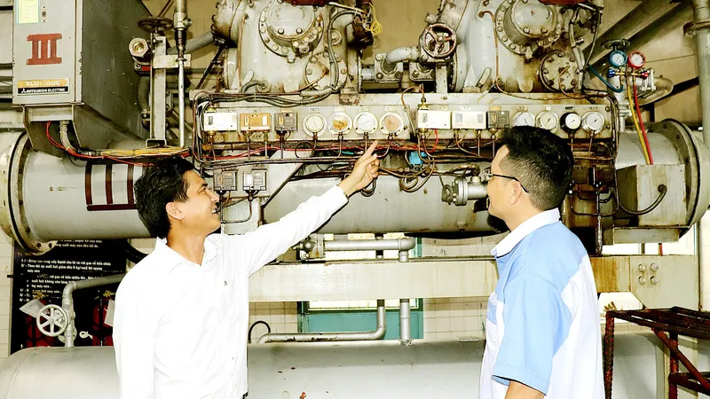 Anh Bùi Trọng Hữu trao đổi cùng công nhân trẻ về sáng kiến anh đã thực hiện. Ảnh: THÁI PHƯƠNG