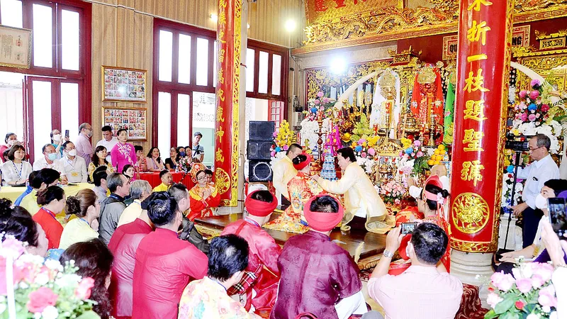Thực hành nghi lễ hầu đồng tại Đền thờ Đức Thánh Mẫu Phủ Dầy phối thờ Hai Bà Trưng (quận Bình Thạnh) vào sáng 15-8