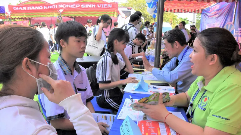 Học sinh tham gia ngày hội tư vấn tuyển sinh tại Trường Cao đẳng Quốc tế TPHCM