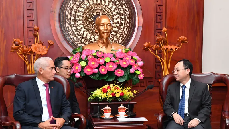 Phó Bí thư Thành ủy TPHCM Nguyễn Văn Hiếu tiếp Thứ trưởng Thứ Nhất Bộ Ngoại giao Cuba Gerardo Peñalver Portal. Ảnh: VIỆT DŨNG