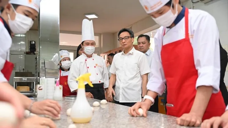  Phó Thủ tướng Vũ Đức Đam tham quan các phòng học thực tế