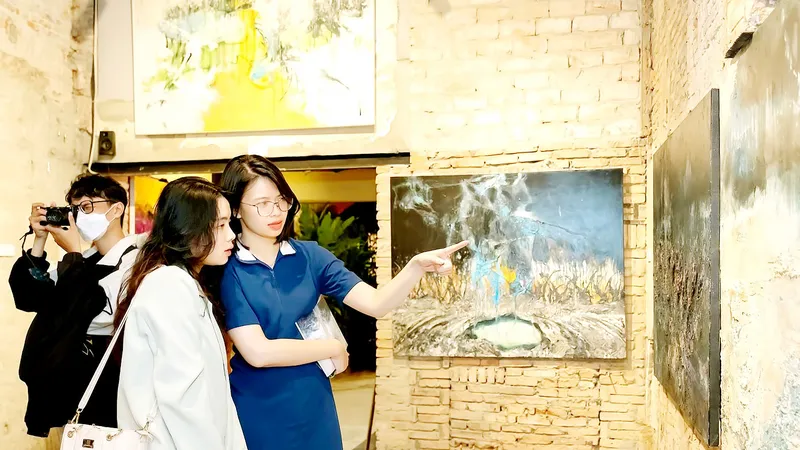 Khán giả xem triển lãm tại HAKIO - Let’s Art