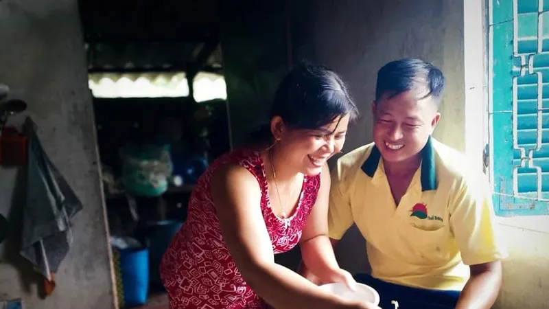 Hạnh phúc là những nụ cười ấm êm dưới mái nhà. Ảnh: LÊ HỮU TƯỜNG