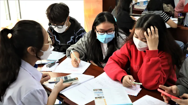 Thí sinh đăng ký xét tuyển học bạ THPT vào Trường ĐH Công nghiệp Thực phẩm TPHCM