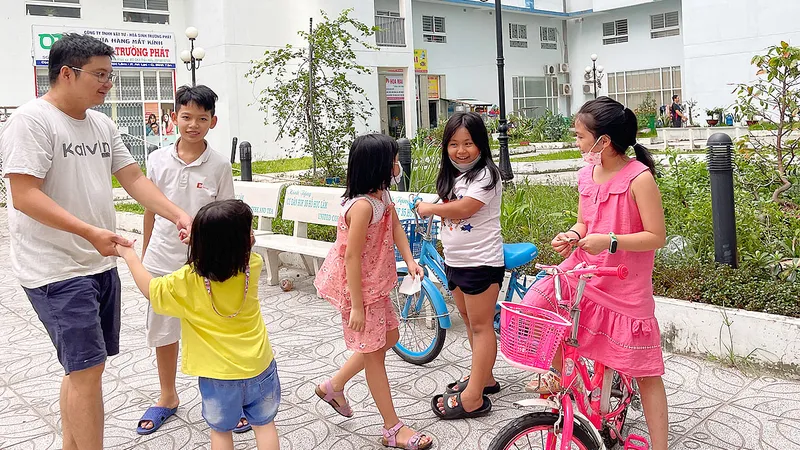 Trẻ em vui chơi tại sân chung cư 35 Hồ Học Lãm, phường An Lạc, quận Bình Tân, TPHCM