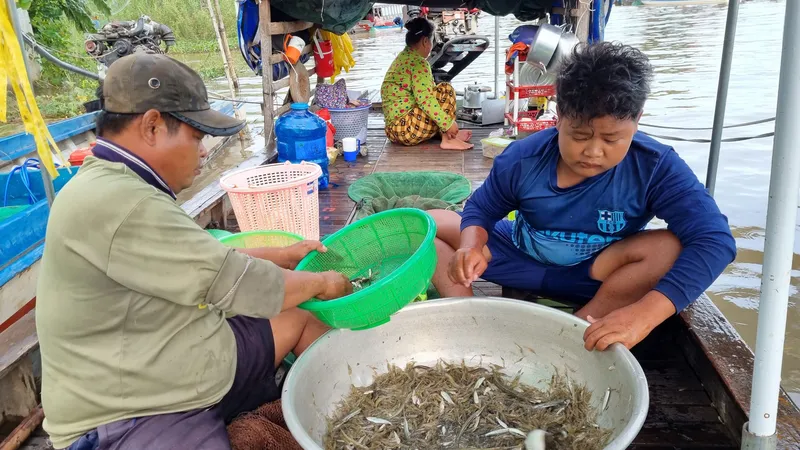 Gia đình ông Nguyễn Văn Mía (ấp Phú Nghĩa, xã Phú Hội, huyện An Phú) lênh đênh trên ghe hết mùa lũ 