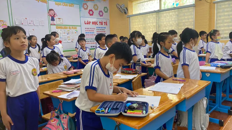 Bàn ghế tại Trường Tiểu học Nguyễn Bỉnh Khiêm, quận 1, TPHCM đã trở nên chật chội với học sinh lớp 3. Ảnh: PHƯƠNG CHINH