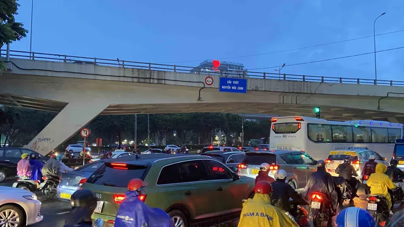 Cấm xe tải, xe khách trên 16 chỗ qua cầu vượt Nguyễn Hữu Cảnh