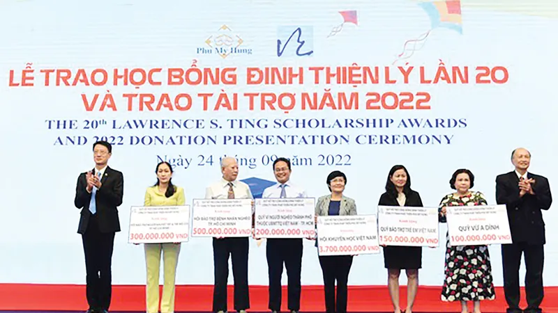 Công ty Phú Mỹ Hưng, Quỹ Đinh Thiện Lý trao học bổng và tài trợ cho các em HS-SV