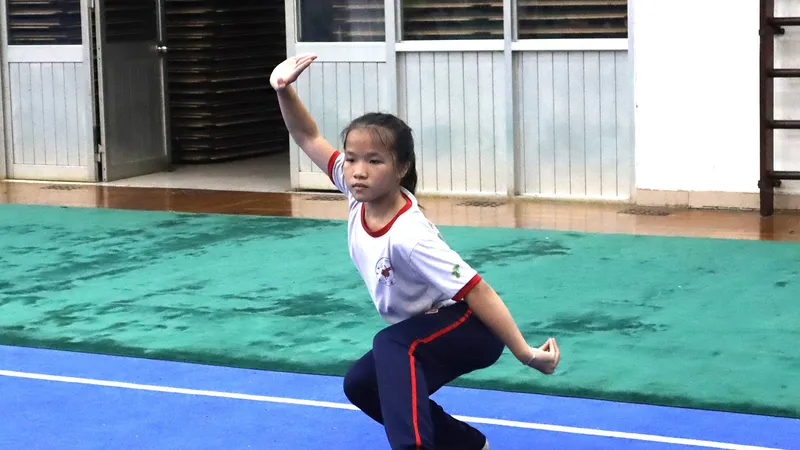 Võ sĩ năng khiếu của đội tuyển wushu TPHCM tập luyện tại Nhà thi đấu Phú Thọ, quận 11, TPHCM. Ảnh: NGUYỄN ANH