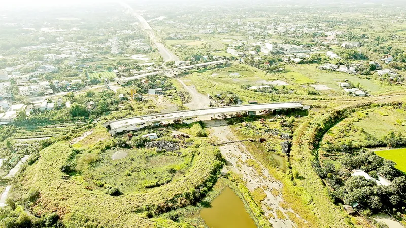 Một dự án tại giao lộ Nguyễn Văn Linh và quốc lộ 1A (huyện Bình Chánh, TPHCM) chậm hoàn thành do vướng công tác thu hồi đất, bồi thường giải phóng mặt bằng, tái định cư. Ảnh: HOÀNG HÙNG