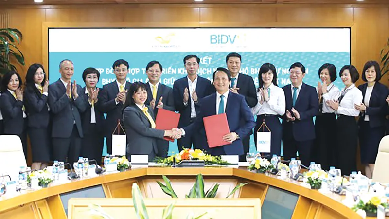 Ông Trần Long, Phó Tổng Giám đốc BIDV và bà Chu Thị Lan Hương, Phó Tổng Giám đốc Vietnam Post, đại diện hai bên ký kết hợp đồng