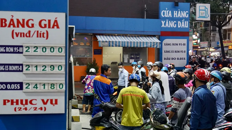 Người dân vẫn chen chúc chờ đổ xăng tại cửa hàng xăng dầu góc đường Võ Thị Sáu - Phạm Ngọc Thạch (TPHCM) sau khi liên bộ Tài chính - Công thương điều chỉnh giá xăng dầu chiều 11-10. Ảnh: HOÀNG HÙNG