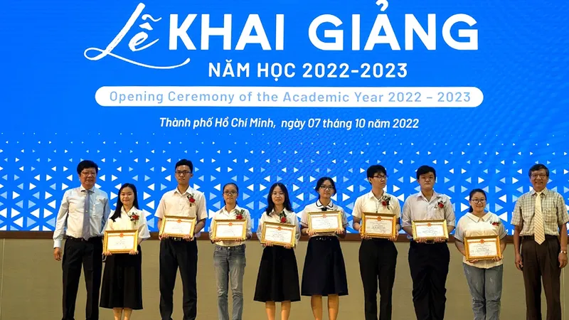 Khoa Y ĐH Quốc gia TPHCM trao học bổng cho tân thủ khoa các ngành năm 2022