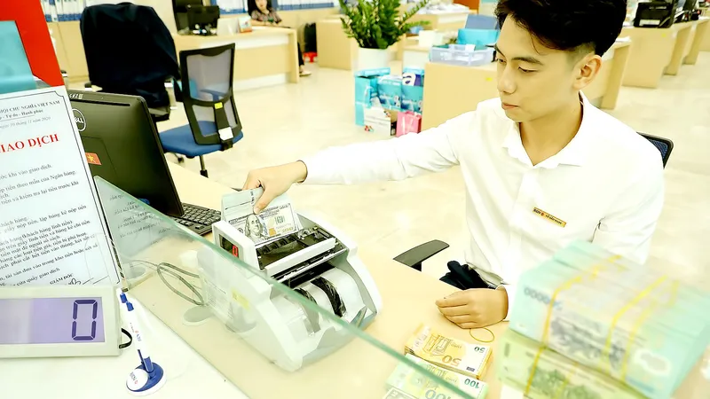 Giá USD tại các ngân hàng thương mại tăng mạnh. Ảnh: VIẾT CHUNG