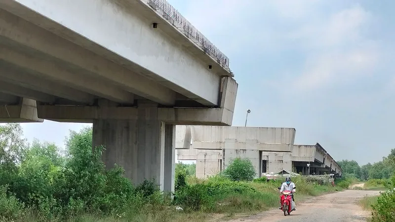 Từ giữa năm 2019, nhà thầu đã dừng thi công các hạng mục tuyến cao tốc Bến Lức - Long Thành