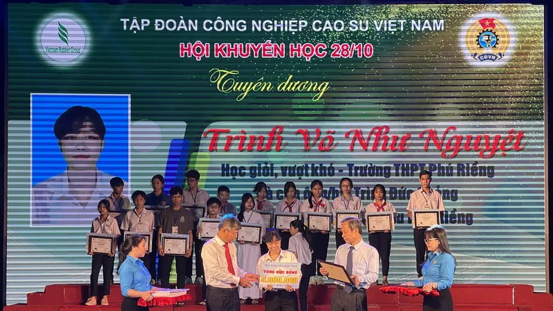 Tuyên dương học sinh, sinh viên vượt khó, học giỏi