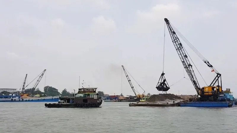 Vận chuyển cát bằng sà lan ở thị xã Tân Châu (tỉnh An Giang). Ảnh: QUỐC BÌNH