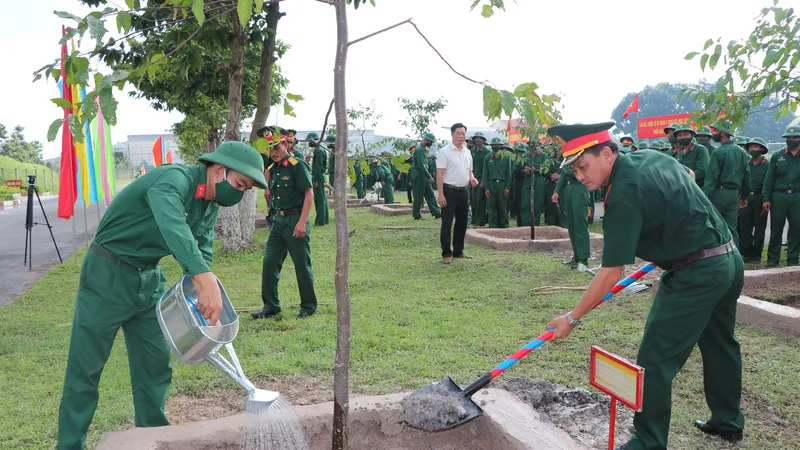 Các cơ quan, đơn vị lực lượng vũ trang Quân khu 7 tích cực trồng cây xanh tạo cảnh quan trong đơn vị, gắn liền bảo vệ môi trường