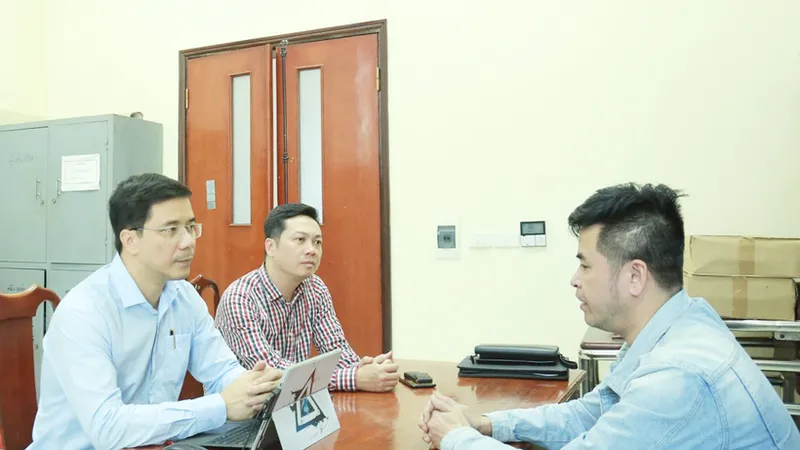 Thượng tá Nguyễn Hồng Phong (ngoài cùng bên trái) - Giám đốc Công an tỉnh Hà Tĩnh trực tiếp làm việc với Trần Huy Lâm. Nguồn: BAOHATINH