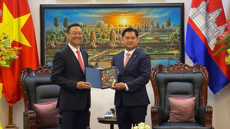 Tổng Lãnh sự Sok Dareth (phải) tặng quà lưu niệm Giám đốc Sở Ngoại vụ TPHCM Trần Phước Anh