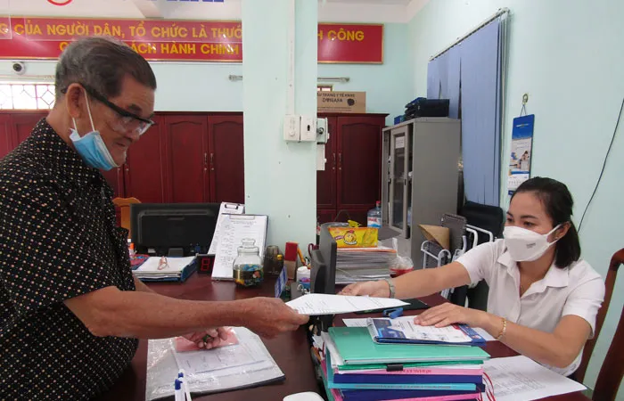 Người dân làm thủ tục hành chính tại UBND phường Chánh Nghĩa, TP Thủ Dầu Một