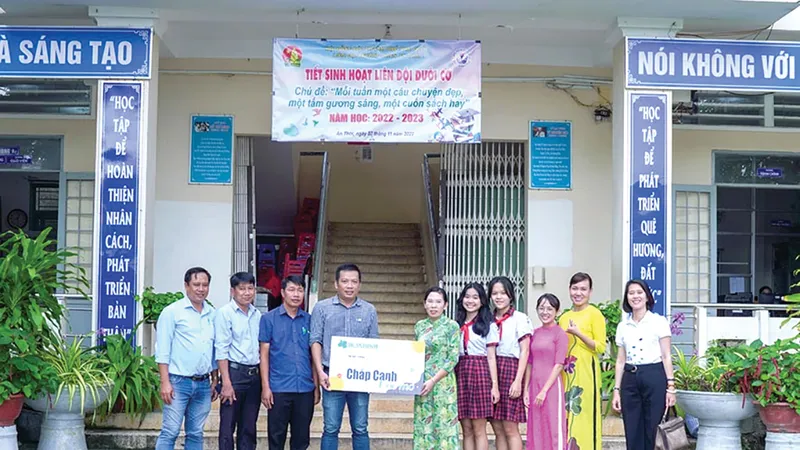 Đại diện Trường THCS An Thới 1 (Phú Quốc) nhận tủ sách Chắp cánh ước mơ từ Tập đoàn Hòa Bình